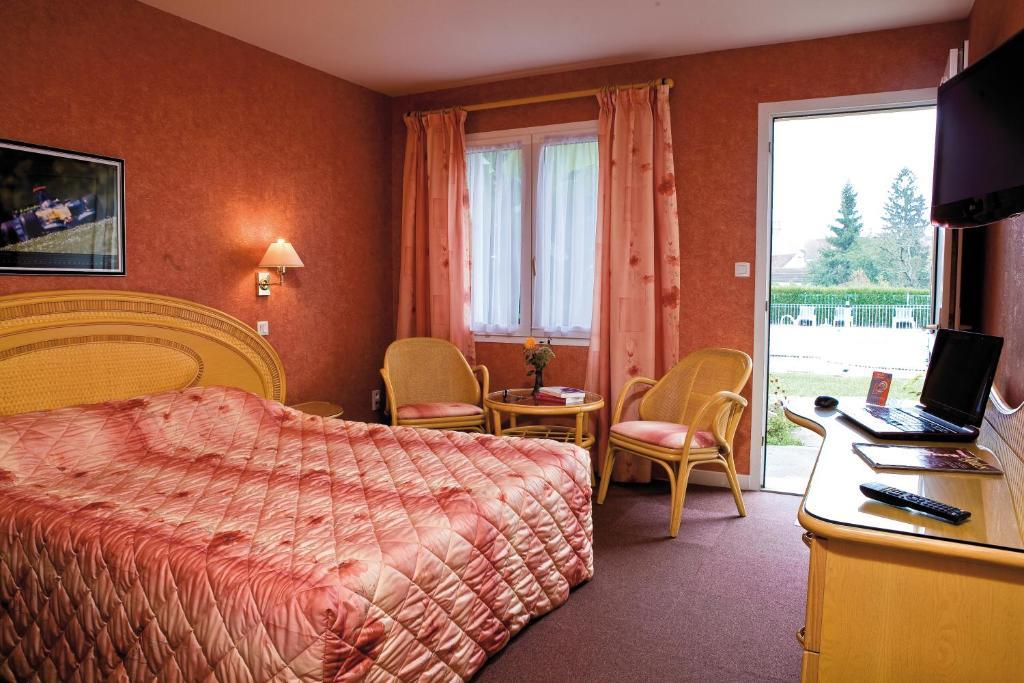 Logis Hotel Du Pont Neuf Le Veurdre Rum bild