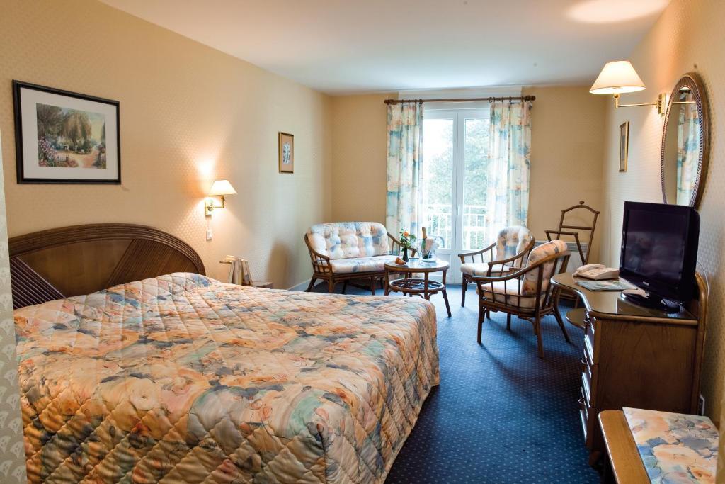 Logis Hotel Du Pont Neuf Le Veurdre Rum bild