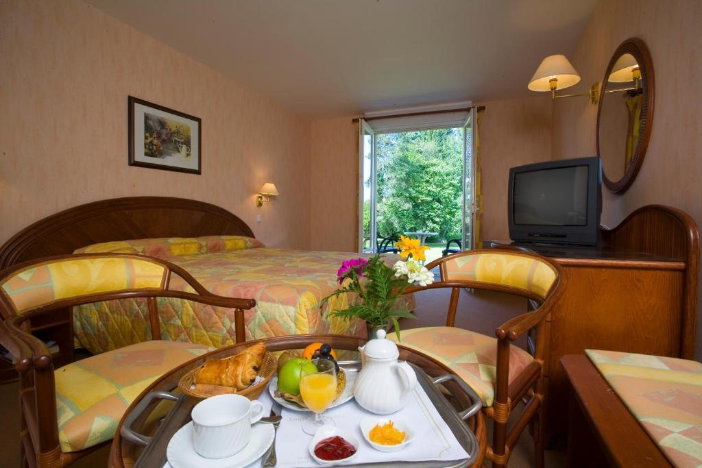 Logis Hotel Du Pont Neuf Le Veurdre Rum bild