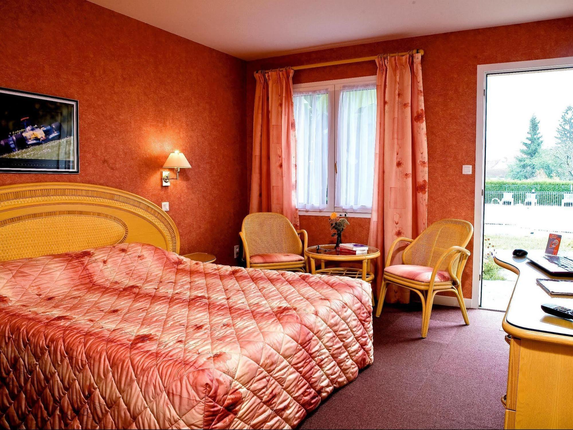 Logis Hotel Du Pont Neuf Le Veurdre Exteriör bild