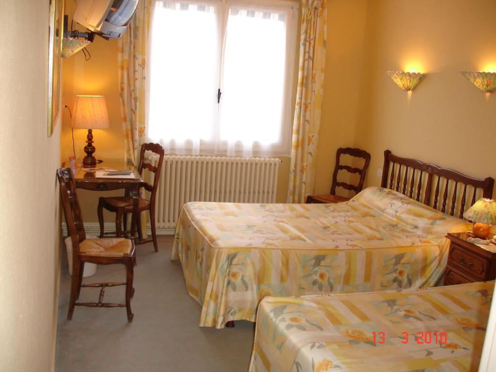 Logis Hotel Du Pont Neuf Le Veurdre Rum bild