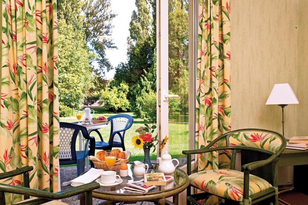Logis Hotel Du Pont Neuf Le Veurdre Rum bild